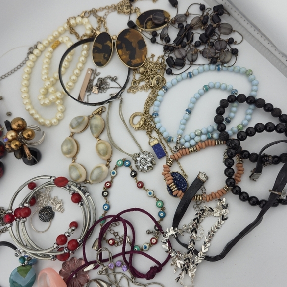 Mystery Jewelry Lot – Exactly as Pictured – Vintage & Modern Mix - Picture 4 of 6